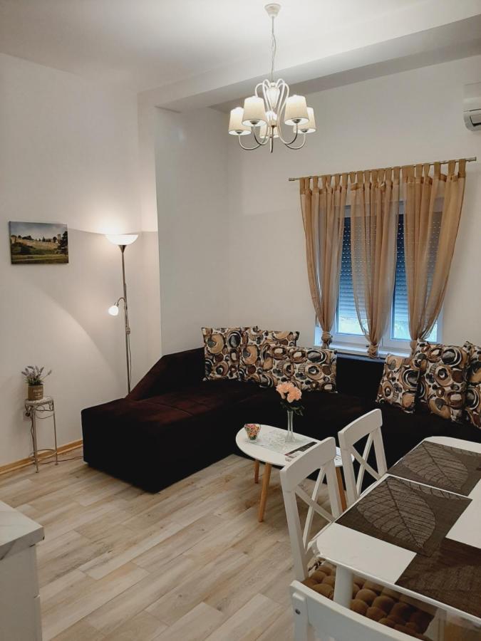 Queen Apartment *