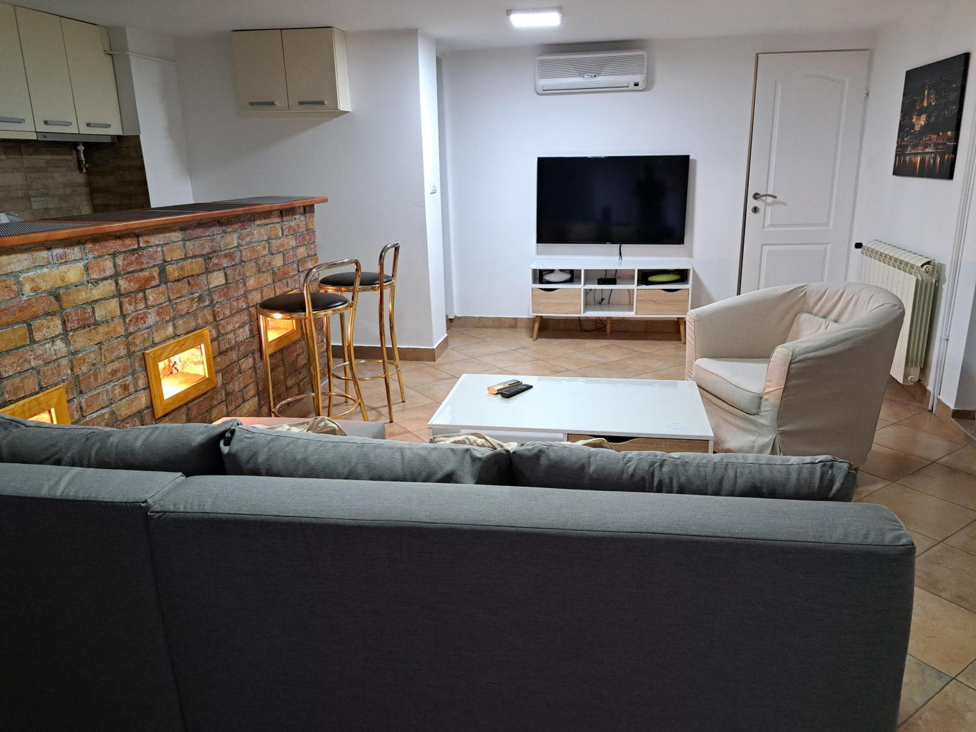 Queen Apartment *