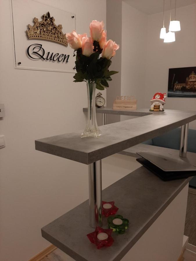 Queen Apartment *