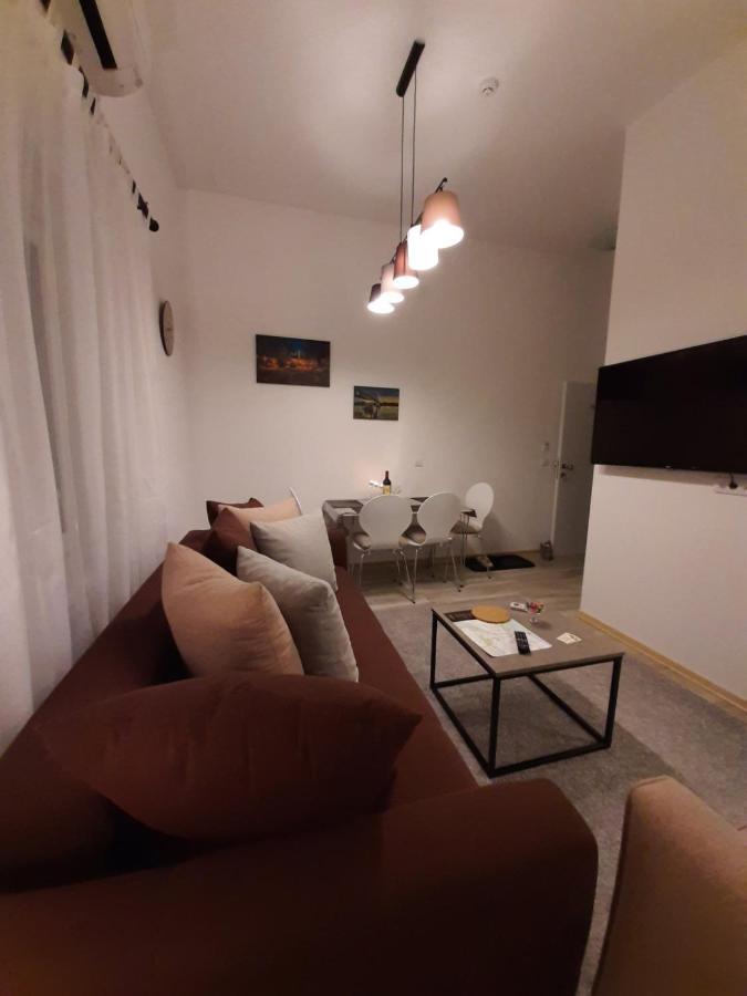 Queen Apartment *